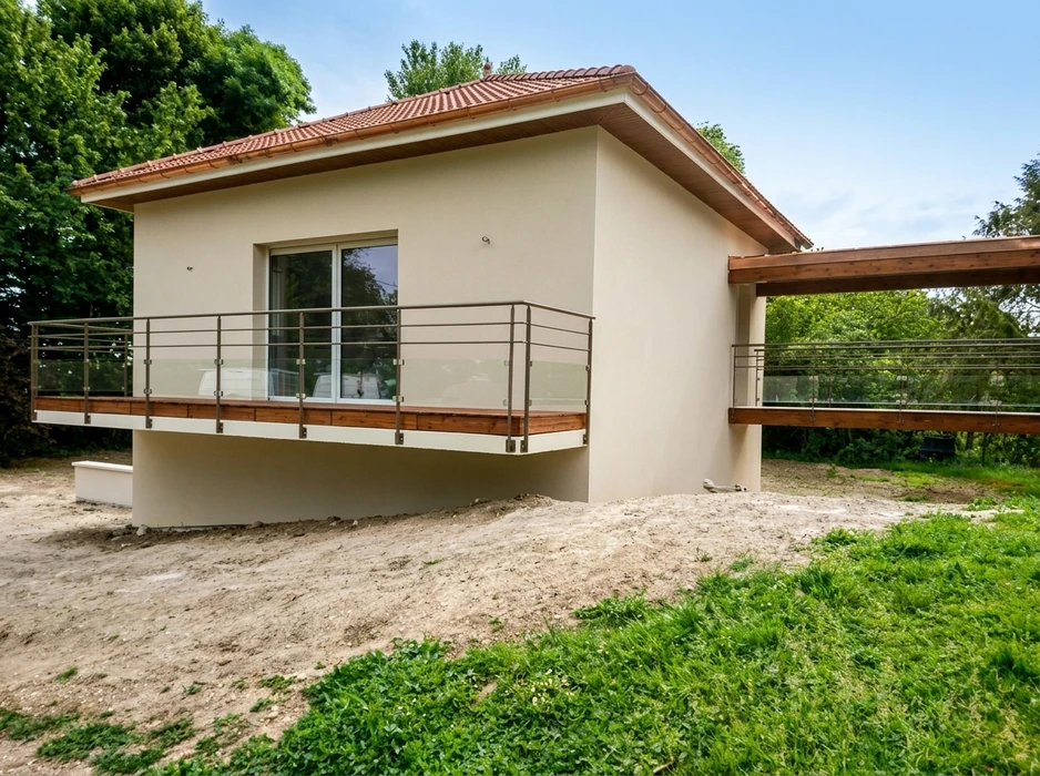 Maison plain-pied contemporaine avec terrasse surélevée en bois composite, garde-corps mixte verre/inox à câbles horizontaux