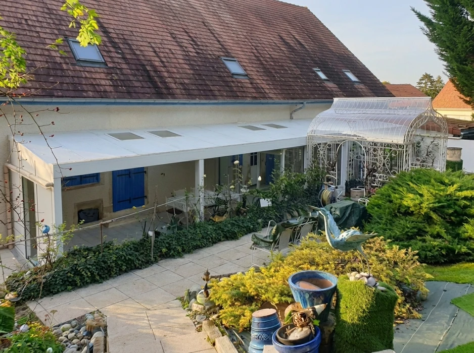 Terrasse couverte d'une maison individuelle, vue en plongée