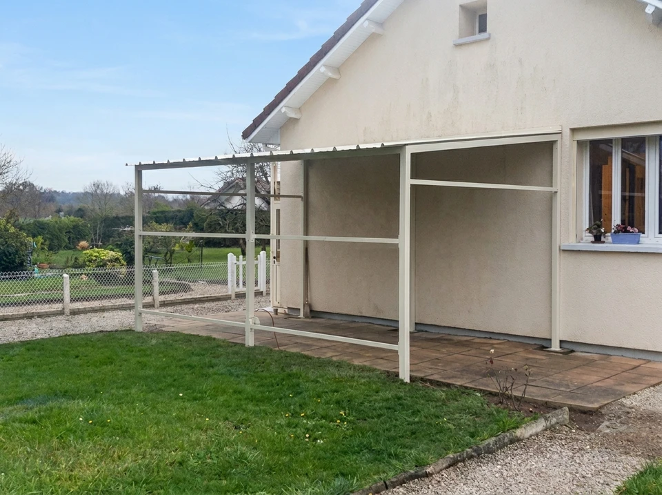 Scène industrielle en intérieur montrant des profilés métalliques ondulés empilés dans un environnement de production ou stockage