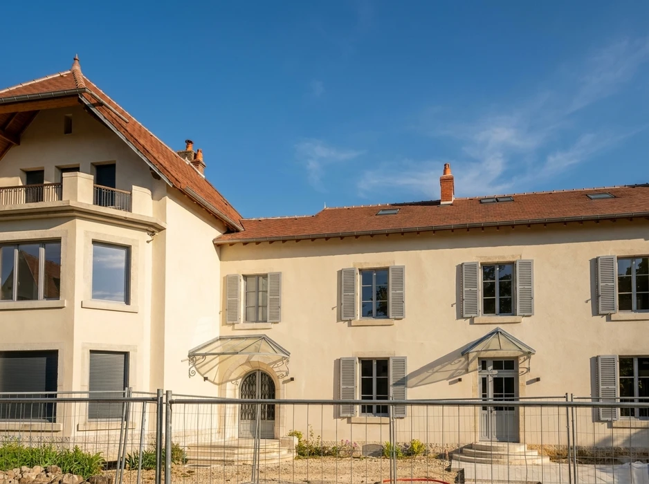 Façade en enduit blanc d'un bâtiment ancien rénové, style français classique