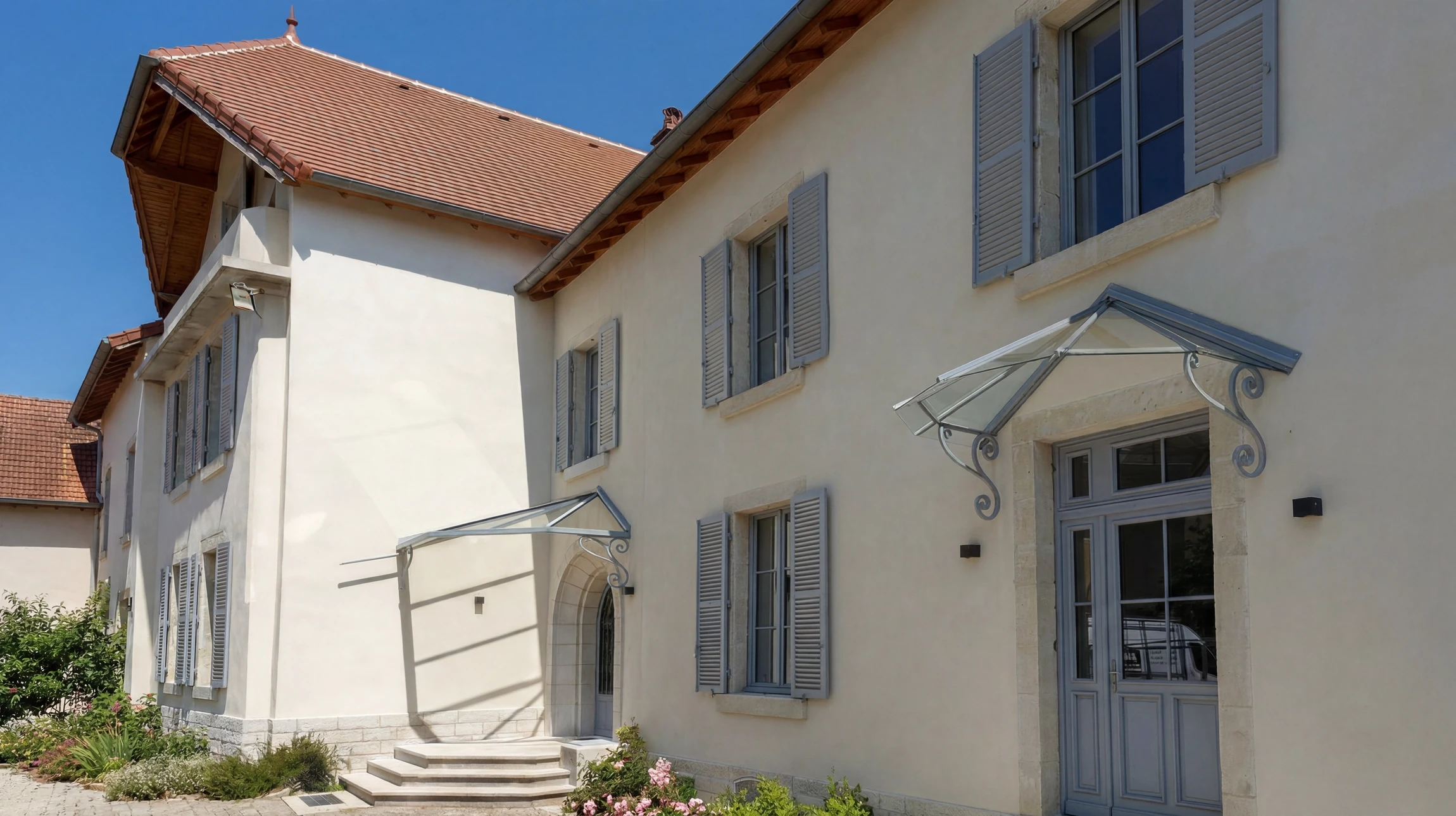 Scène extérieure résidentielle avec véhicule break gris stationné sous un carport moderne