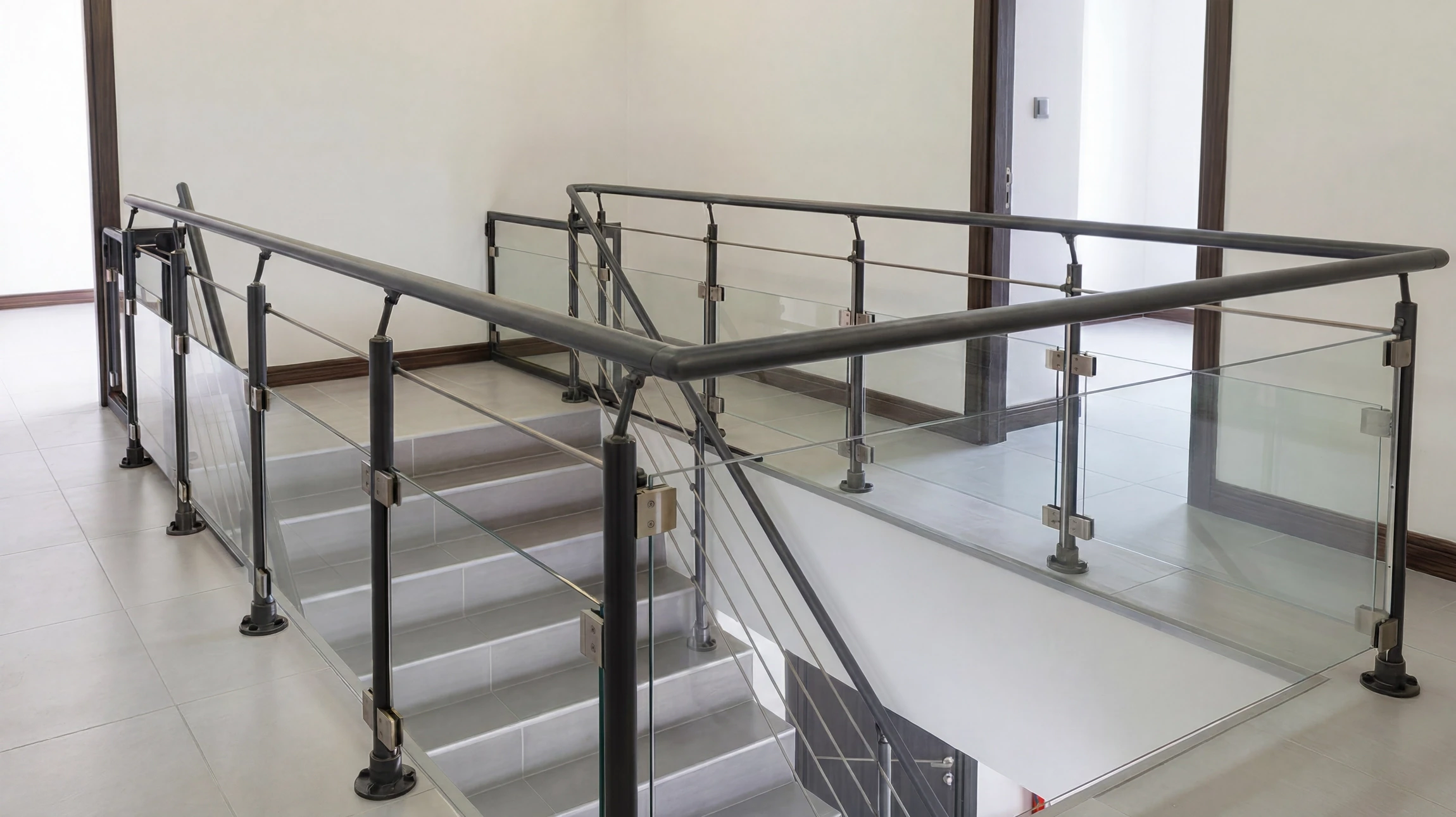 Escalier extérieur en granit gris moucheté avec garde-corps en acier inoxydable à barreaudage horizontal
