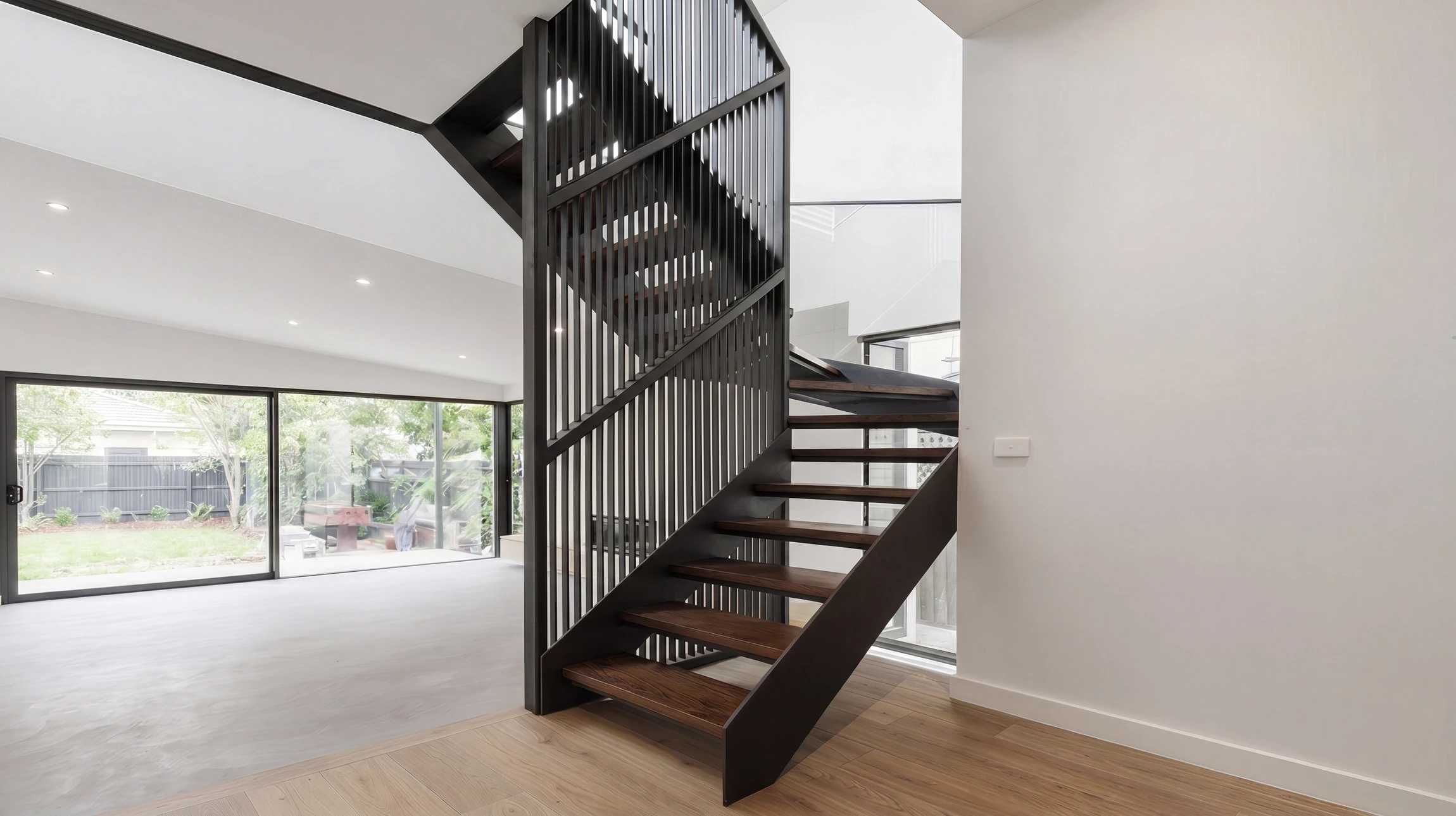 Escalier extérieur métallique en acier galvanisé avec marches perforées antidérapantes et garde-corps à barreaudage vertical