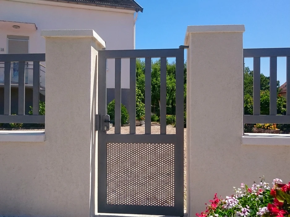 Véranda en PVC blanc adossée à un pavillon de plain-pied, toiture tuiles