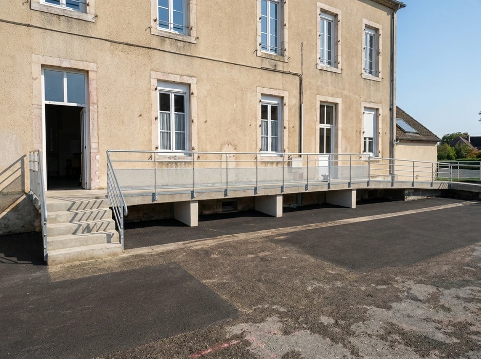 Maison individuelle à l'extérieur, vue de jardin en pente