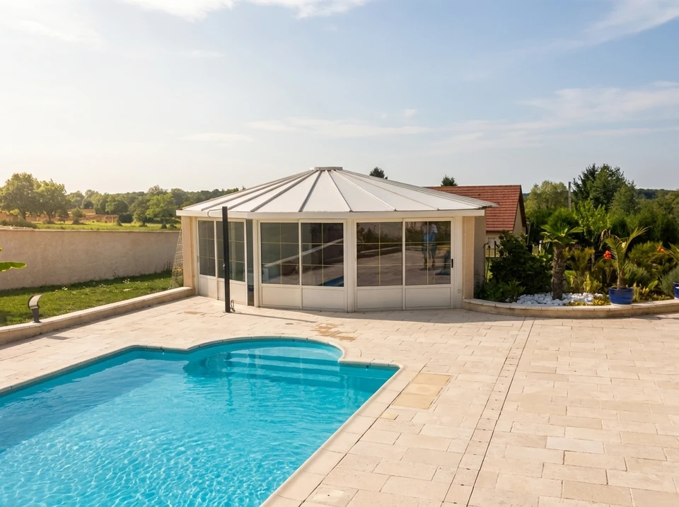 Terrasse ext&eacute;rieure r&eacute;sidentielle avec pergola m&eacute;tallique grise et filet de protection anti-chute