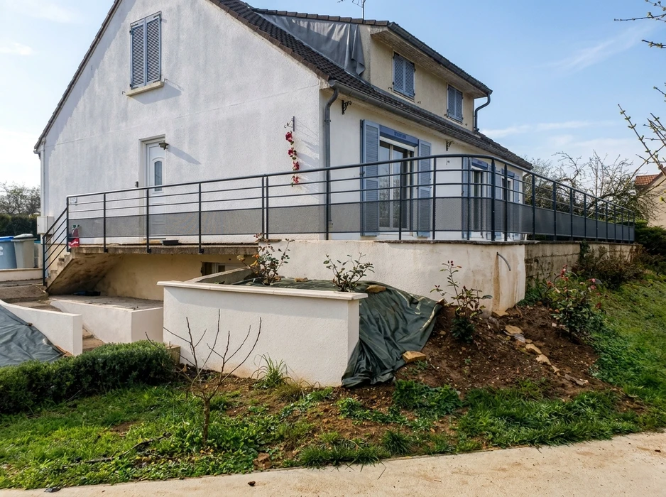 Maison pavillonnaire avec portail coulissant double vantaux en aluminium laqué blanc, style classique à barreaudage vertical à fers de lance, arc bombé