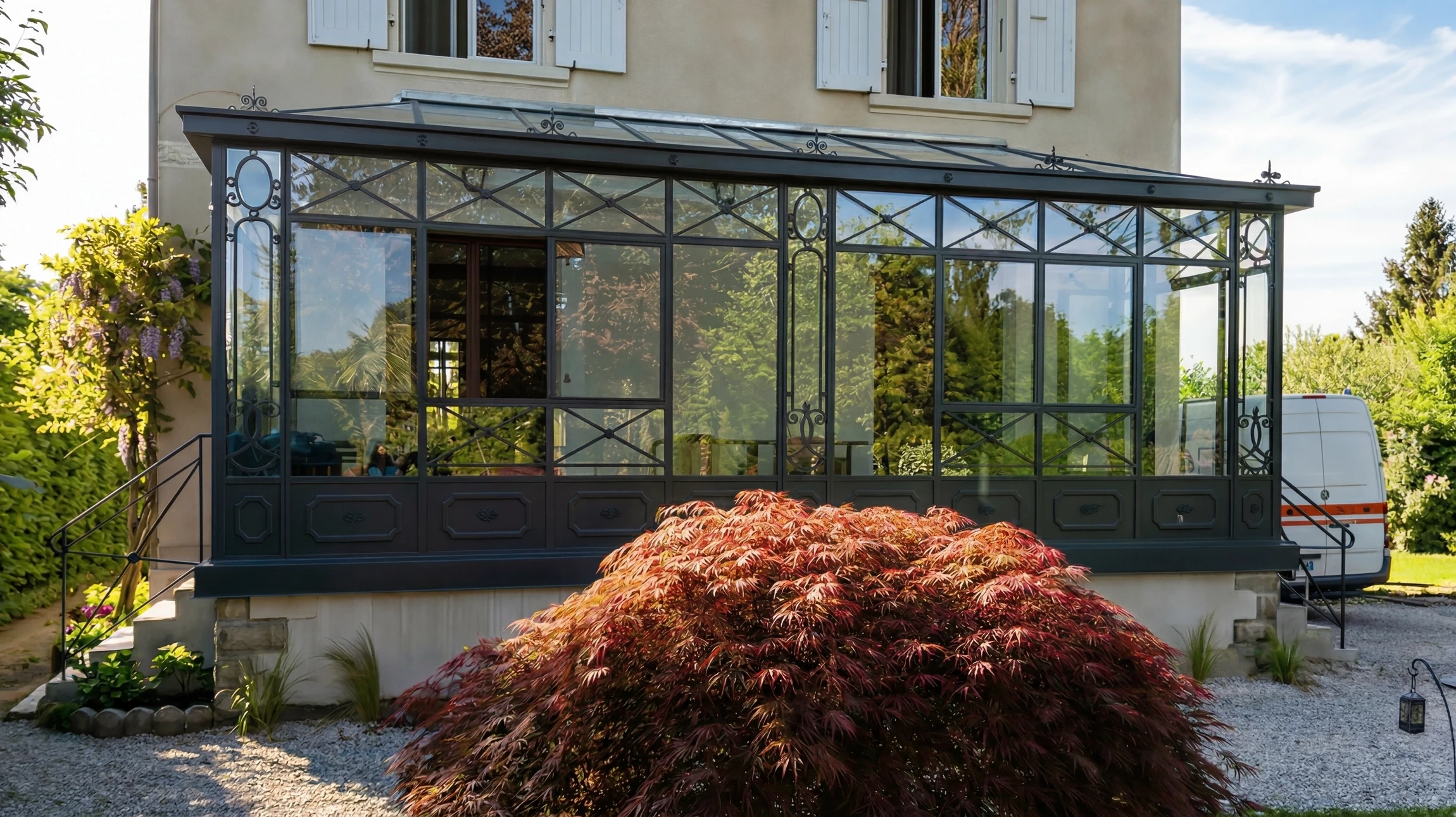Véranda moderne avec structure métallique anthracite et toiture vitrée panoramique