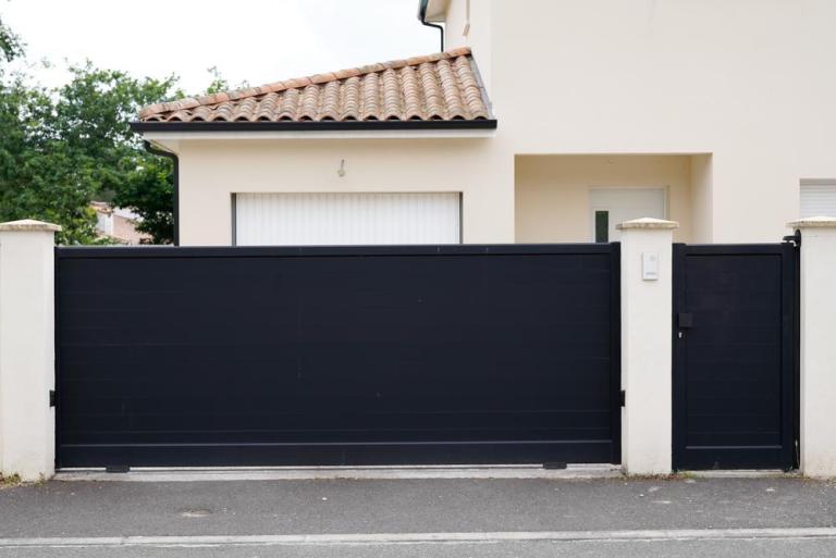 Portail sur-mesure en aluminium ou en acier, que choisir ?